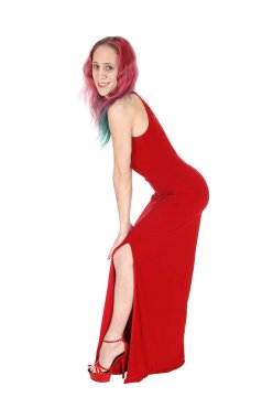 Kırmızı bir gece elbisesi içinde ayakta, ileri bükme güzel bayanı