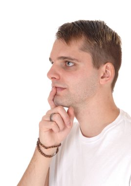 Onun ile beyaz bir gömlek han üzerinde duran bir yakışıklı delikanlı