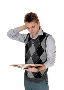 Genç bir adam ayakta ve onun kitap zekâ okuma yarıya beden imajı