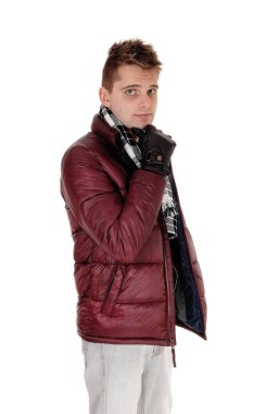 Bordo kış ceket genç bir adam portresi
