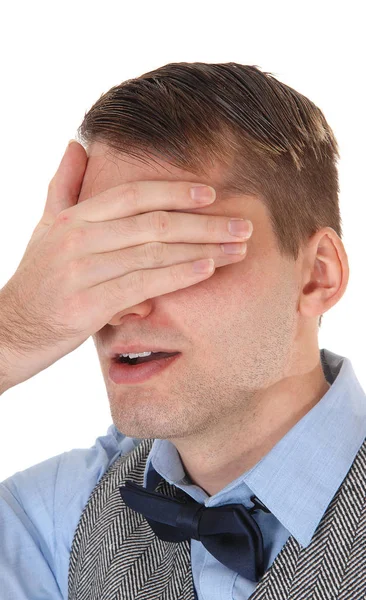 Hombre de pie y sosteniendo la mano sobre sus ojos — Foto de Stock