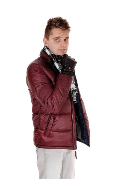Potret seorang pemuda dalam jaket musim dingin burgundy — Stok Foto