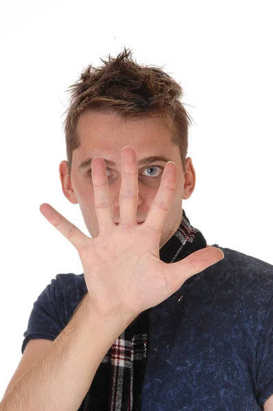 El hombre levantando la mano mirando a través de sus dedos —  Fotos de Stock