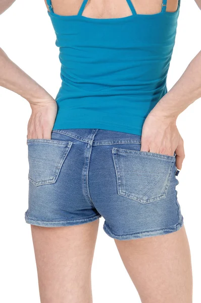 Kvinna stående bakifrån i jeansshorts, närbild — Stockfoto