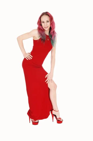 Jovem mulher em vestido vermelho e cabelo dobrando para a frente — Fotografia de Stock