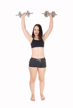 Kadın çıplak ayakla ayakta ve iki halter kaldırma