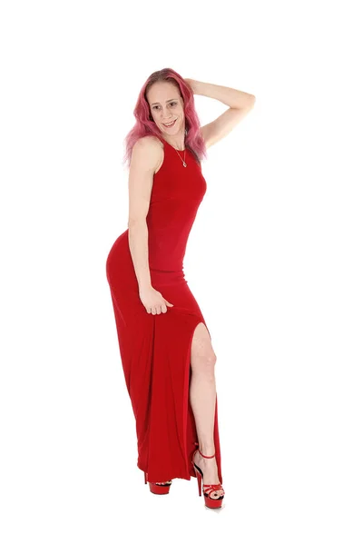 Λεπτή γυναίκα να στέκεται σε ένα κόκκινο φόρεμα βράδυ από το μέτωπο — Φωτογραφία Αρχείου