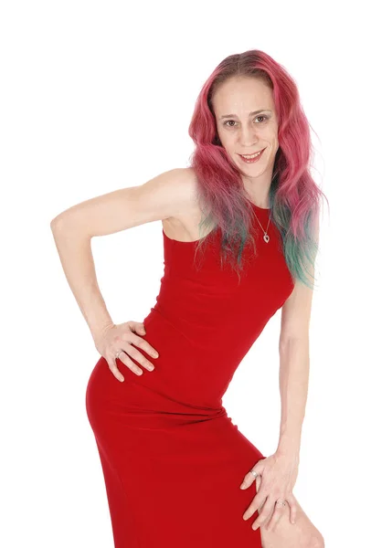 Jeune femme en robe rouge et cheveux roux flexion — Photo