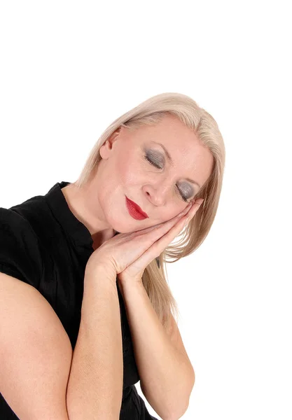 Vacker blond kvinna sover på hennes händer — Stockfoto