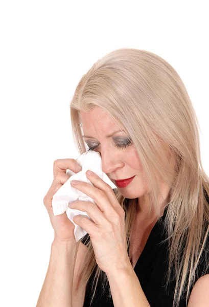 Średnim wieku kobieta płacze z jej tkanki w ręku — Zdjęcie stockowe