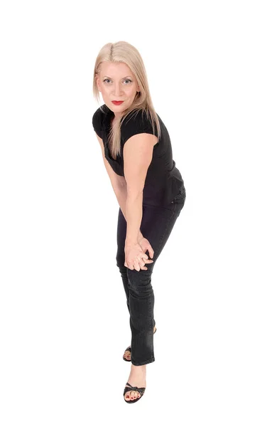 Een gelukkig uitziende blonde vrouw in zwarte outfit — Stockfoto