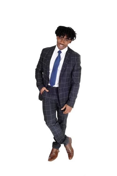 Relaxed black man standing in a suit looking — Stock Photo, Image