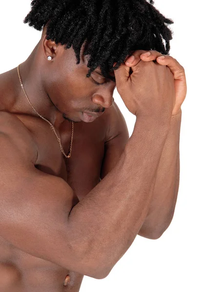 Gros plan d'un homme noir fléchissant ses muscles — Photo