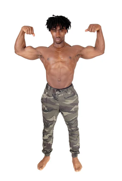 Afrikalı adam ayakta ve kasları esneme — Stok fotoğraf
