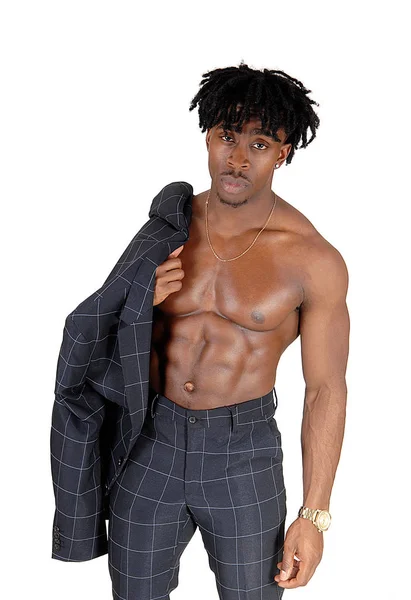 Um homem afro-americano masculino de pé sem camisa — Fotografia de Stock