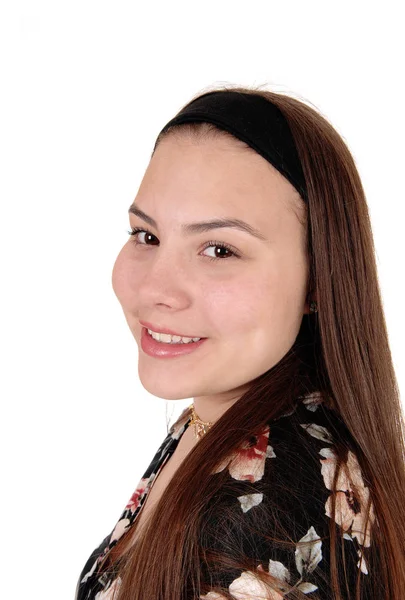Retrato de uma adolescente sorridente com cabelo comprido — Fotografia de Stock