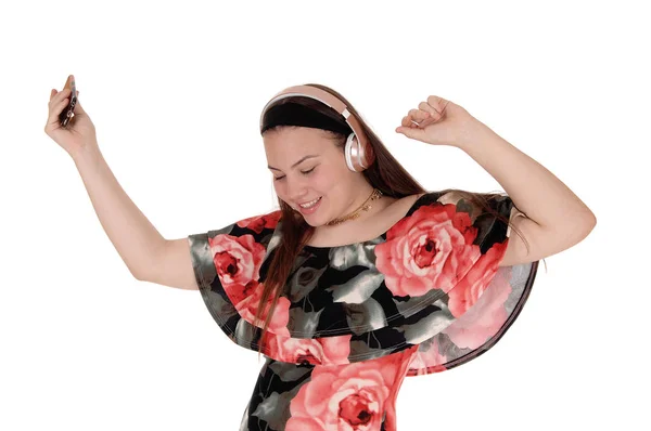 Teenagerka tančí s hudbou z sluchátka — Stock fotografie