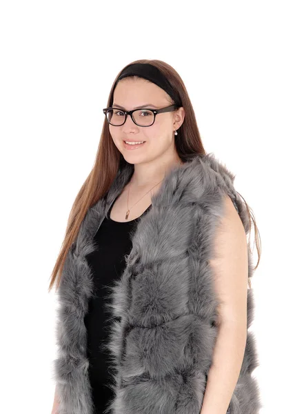 Joven chica sonriente de pie en su chaqueta de piel con gafas —  Fotos de Stock