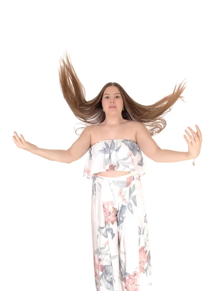 Adolescente pulando com o cabelo voando — Fotografia de Stock