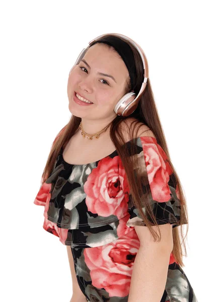 Genç kız onu kulaklık müzik dinlerken — Stok fotoğraf