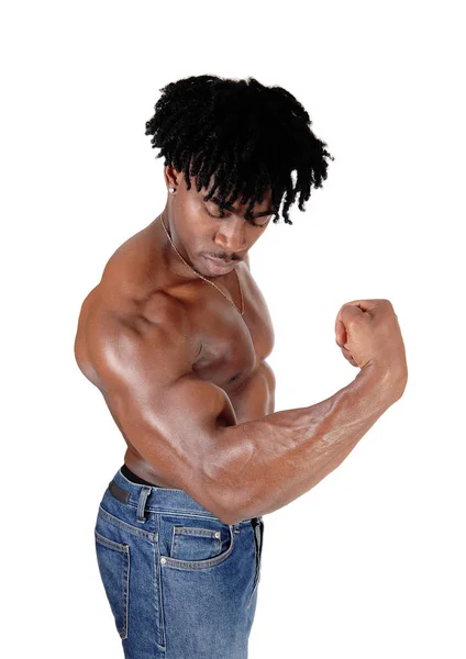 Крупный план черного мужчины, сгибающего мышцы — стоковое фото