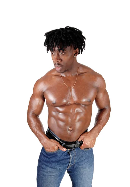Afrikalı genç adam vücudu ile gömleksiz ayakta — Stok fotoğraf
