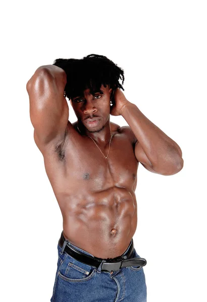 Przystojny afrykański człowiek stoi topless — Zdjęcie stockowe