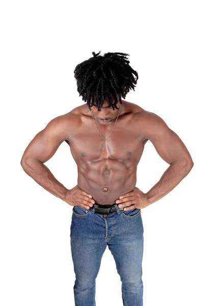 Νεαρός Αφρικανός στέκεται χωρίς πουκάμισο κοιτάζοντας κάτω — Φωτογραφία Αρχείου