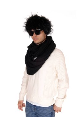 Güneş gözlüklü ve kürklü genç adam.