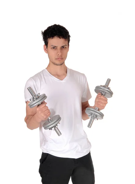 年轻人用两个哑铃锻炼 — 图库照片