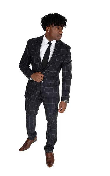 Entspannter schwarzer Mann steht im Anzug und schaut weg — Stockfoto
