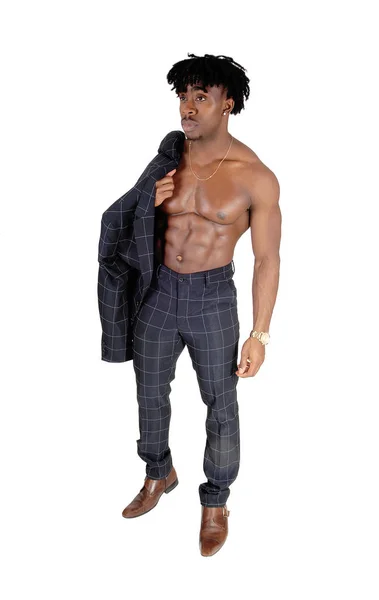 En maskulin afrikansk man stående bar överkropp och jacka över shoul — Stockfoto