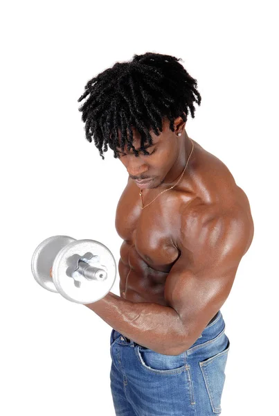 Een zwarte man trainen met zijn dumbbells — Stockfoto