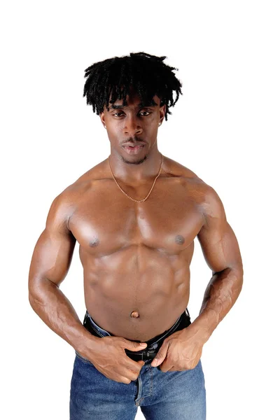Africano giovane uomo in piedi senza maglietta mostrando il suo corpo — Foto Stock