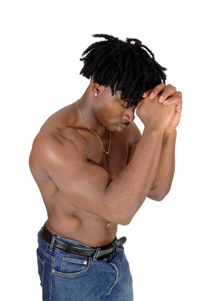 Gros plan d'un homme noir fléchissant ses muscles avec ses mains sur fa — Photo