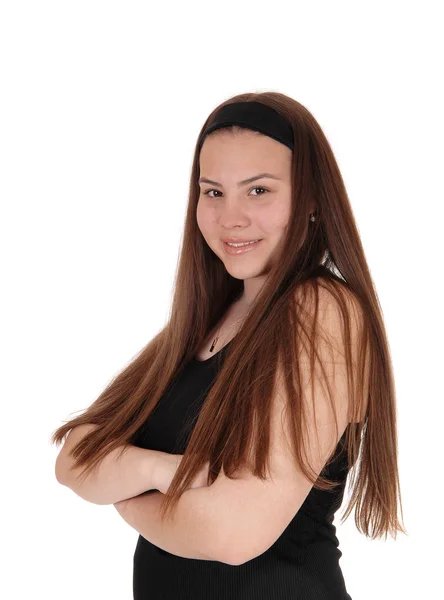 Портрет улыбающейся девочки-подростка с длинными волосами брюнетки — стоковое фото
