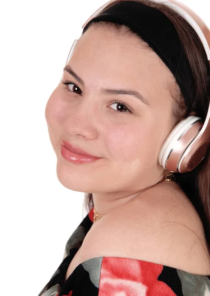 Tonåring flicka lyssnar på musik med sin öron snäphone — Stockfoto
