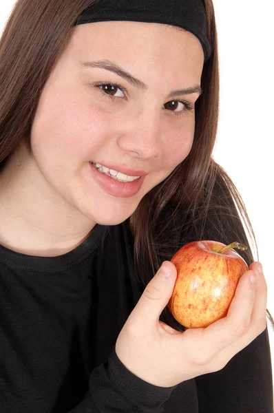 Közelről a lány kezében egy piros alma és mosolygós — Stock Fotó