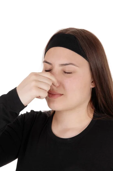 Tiener meisje staande met ogen en neus gesloten voor stinken — Stockfoto