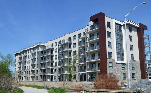 Construcción de un edificio de apartamentos de 6 pisos —  Fotos de Stock