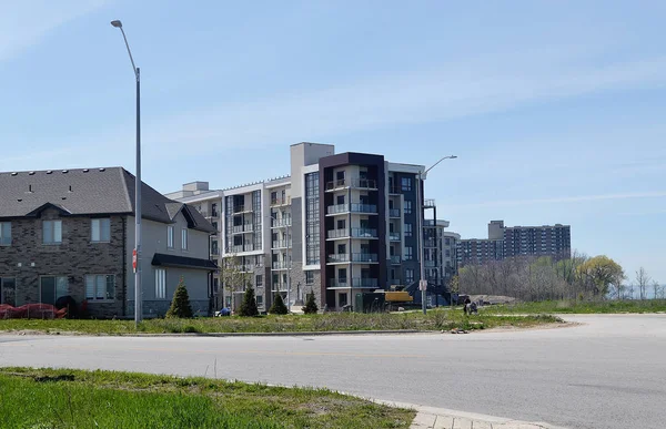 Building a new 6 story condominium on the lake — Stock Photo, Image