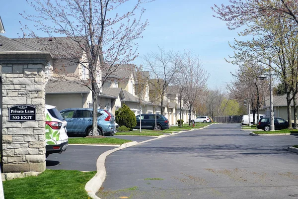 New modern subdivision in the spring in Hamilton — Stock Photo, Image