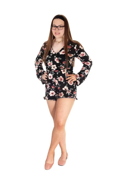 Mooie tiener meisje staande in korte broek van de voorkant — Stockfoto