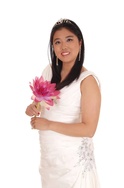 Schöne Braut in einem weißen Brautkleid mit einer Lilie — Stockfoto