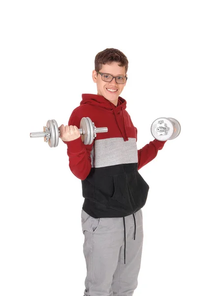 Tiener jongen trainen met twee zware dumbbells — Stockfoto