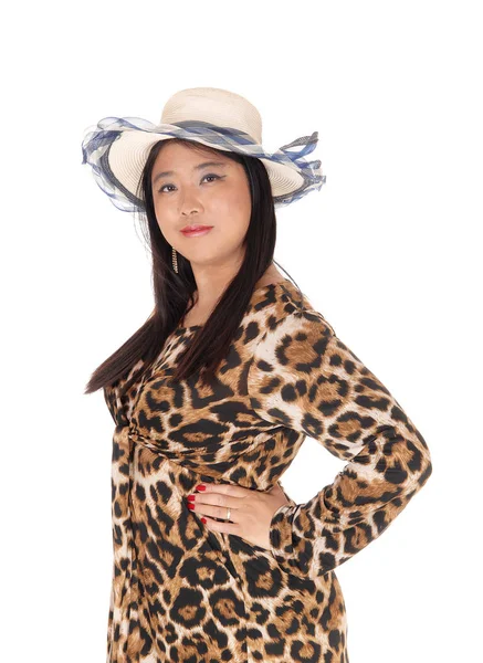 Feliz encantadora mujer china en un vestido y sombrero — Foto de Stock