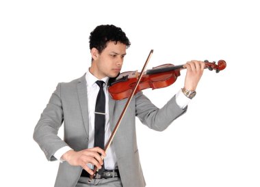 Keman çalan genç adamın yakın çekim