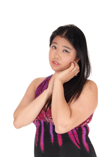 Una encantadora joven asiática sosteniendo sus manos sobre su barbilla —  Fotos de Stock