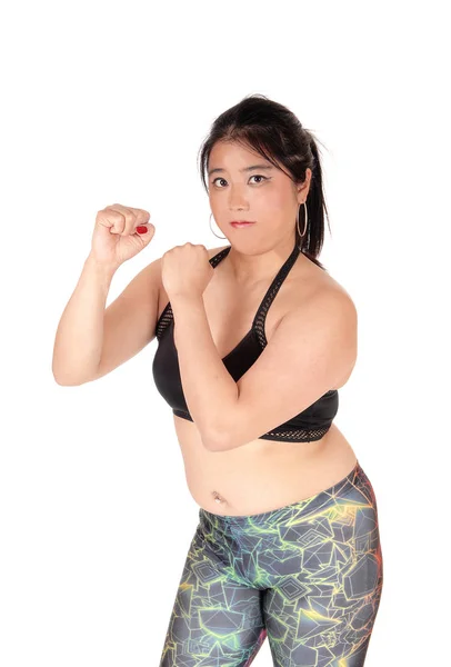 Chinese vrouw proberen boksen met haar vuisten — Stockfoto