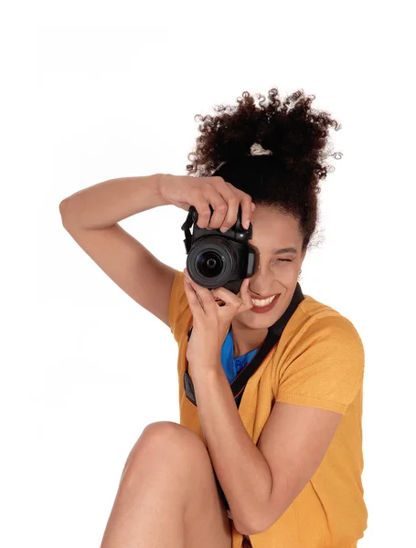 Uma mulher multi-racial tirando fotos no estúdio — Fotografia de Stock